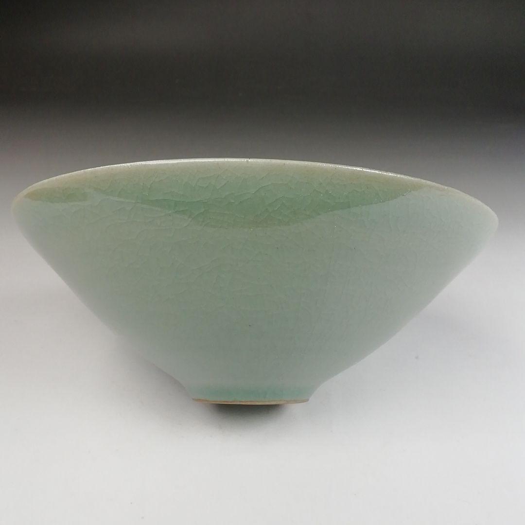 Ｔ８２８　茶碗　『高麗青磁　雲鶴文』『韓国人間国宝　柳根塋 作』　共箱　茶道具